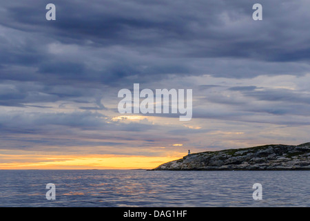 Coucher de soleil à la côte norvégienne Sean avec phare, la Norvège, l'Lauvsnes Banque D'Images