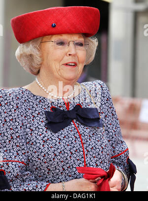 La reine Béatrix La reine Béatrix des Pays-Bas visite la ville industrielle de Ras Laffan (RLIC) et l'interpréteur pearl GTL le deuxième jour de la visite d'état des royals néerlandais à Doha, Qatar, le 10 mars 2011. Photo : Albert Nieboer Pays-bas OUT Banque D'Images