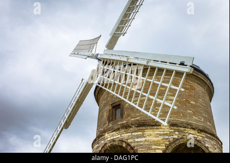 Moulin à Vent de Chesterton, une tour de pierre cylindrique du 17ème siècle avec un moulin à vent de base arquée. Banque D'Images