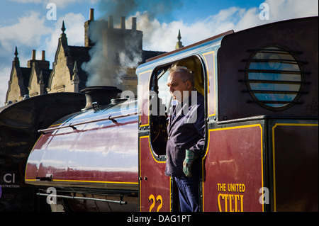 Le plancher de pilote du moteur d'une machine à vapeur à Nene Valley Railway. Banque D'Images