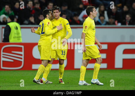 La photo montre le FC Villarreal joueurs Guiseppe Rossi (L) et Jose Catala célébrer après un but dans le match de la Ligue des Champions Finale huit contre Bayer Leverkusen, à Leverkusen, Allemagne, le 10 mars 2011. Photo : Revierfoto Banque D'Images