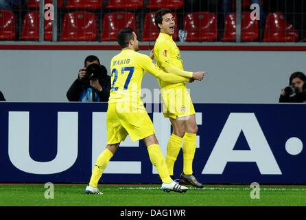 La photo montre le FC Villarreal joueurs Mario Gaspar (L) et buteur Nilmar célébrer après le 1:2 dans le match de la Ligue des Champions Finale huit contre Bayer Leverkusen, à Leverkusen, Allemagne, le 10 mars 2011. Photo : Revierfoto Banque D'Images