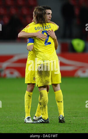 La photo montre le FC Villarreal joueurs Bruno Soriano (L) et Gonzalo célèbre après la victoire 3:2 dans le match de la Ligue des Champions Finale huit contre Bayer Leverkusen, à Leverkusen, Allemagne, le 10 mars 2011. Photo : Revierfoto Banque D'Images