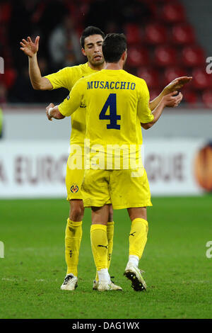 La photo montre le FC Villarreal joueurs Bruno Soriano (L) et Mateo Musacchio célébrer après la finale en 8 match de la Ligue des Champions contre le Bayer Leverkusen, à Leverkusen, Allemagne, le 10 mars 2011. Photo : Revierfoto Banque D'Images