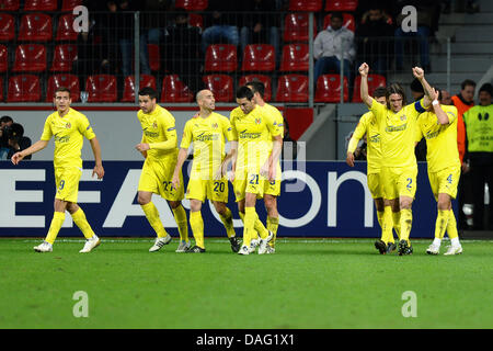 La photo montre le FC Villarreal joueurs célébrant après avoir tourné l'Nilmar 1:2 dans le match de la Ligue des Champions Finale huit contre Bayer Leverkusen, à Leverkusen, Allemagne, le 10 mars 2011. Photo : Revierfoto Banque D'Images