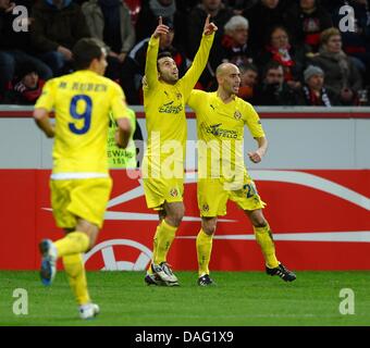 La photo montre le FC Villarreal joueurs Marco Ruben (L), buteur Guieppi Rossi (M) et Borja Valero (R)célébrer après le 1:1 dans le match de la Ligue des Champions Finale huit contre Bayer Leverkusen, à Leverkusen, Allemagne, le 10 mars 2011. Photo : Revierfoto Banque D'Images