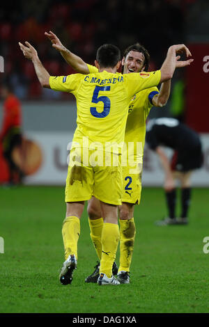 La photo montre le FC Villarreal joueurs Carlos Marchena (avant) et Gonzalo Rodriguez (retour) célébrer après le 2:3 dans le match de la Ligue des Champions Finale huit contre Bayer Leverkusen, à Leverkusen, Allemagne, le 10 mars 2011. Photo : Revierfoto Banque D'Images