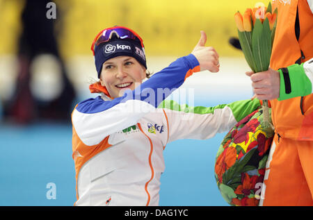 La photo montre la patineuse néerlandaise Ireen Wust célébrer après le 1500m dames à l'Speed-Skating Championnat du Monde 'Max Aicher Arena" à Inzell, Bavière, Allemagne, le 11 mars 2011. PHOTO : FRISO GENTSCH Banque D'Images