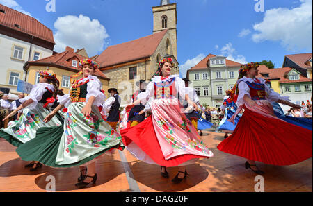Erfurt, Allemagne. 12 juillet, 2013. Les gens de la danse folklorique et le chant 'groupe Ziemia Cieszynska' à partir de la Pologne à la danse au cours de l'anetzare Wenigemarkt 'D' festival international de folklore à Erfurt, Allemagne, 12 juillet 2013. Autour de 500 artistes de partout dans le monde prendront part au festival. Photo : MARTIN SCHUTT/dpa/Alamy Live News Banque D'Images