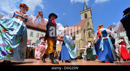 Erfurt, Allemagne. 12 juillet, 2013. Les gens de la danse folklorique et le chant 'groupe Ziemia Cieszynska' à partir de la Pologne à la danse au cours de l'anetzare Wenigemarkt 'D' festival international de folklore à Erfurt, Allemagne, 12 juillet 2013. Autour de 500 artistes de partout dans le monde prendront part au festival. Photo : MARTIN SCHUTT/dpa/Alamy Live News Banque D'Images