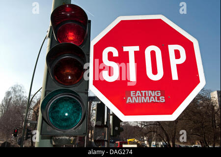 Un autocollant avec 'animaux' colle à un panneau de circulation arrêt à Berlin, Allemagne, 1 mars 2011. Photo : Robert Schlesinger Banque D'Images