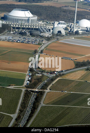 Les gens forment une chaîne humaine à côté de la centrale nucléaire de Neckarwestheim Neckarswestheim, Allemagne, 12 mars 2011. Des dizaines de milliers de personnes ont manifesté en faveur d'une puissance neffacer immédiate élimination en Allemagne. Sur une distance de 45 km entre le gouvernement de l'état de Bade-Wurtemberg à Stuttgart, en Allemagne, et l'installation de production nucléaire, les organisateurs ont dénombré environ 60 000 participants Banque D'Images