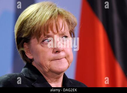 La chancelière allemande Angela Merkel fait une déclaration sur l'accident nucléaire au Japon, à la chancellerie à Berlin, Allemagne, 12 mars 2011. Elle a participé à un sommet de crise sur l'incident de Fukushima. Phoito : Maurizio Gambarini Banque D'Images