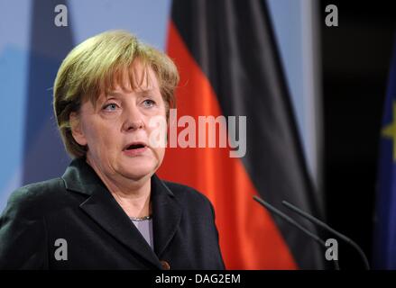 La chancelière allemande Angela Merkel fait une déclaration sur l'accident nucléaire au Japon, à la chancellerie à Berlin, Allemagne, 12 mars 2011. Elle a participé à un sommet de crise sur l'incident de Fukushima. Phoito : Maurizio Gambarini Banque D'Images