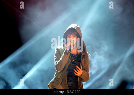 Autrian singer et candidat pour l'Eurovision, Nadine Beiler, effectue à la neuvième championnat du monde en course de wok, organisé par l'émission de télévision allemande TV 'total', à Innsbruck, Autriche, 12 mars 2011. Photo : Karl-Josef Opim Banque D'Images