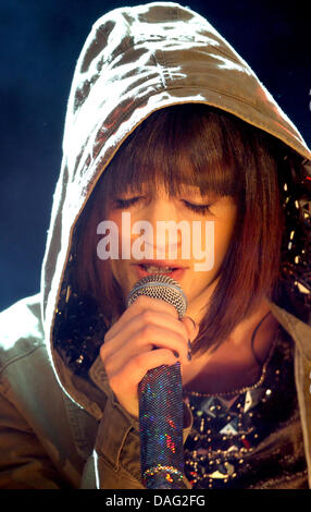 Autrian singer et candidat pour l'Eurovision, Nadine Beiler, effectue à la neuvième championnat du monde en course de wok, organisé par l'émission de télévision allemande TV 'total', à Innsbruck, Autriche, 12 mars 2011. Photo : Karl-Josef Opim Banque D'Images