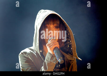 Autrian singer et candidat pour l'Eurovision, Nadine Beiler, effectue à la neuvième championnat du monde en course de wok, organisé par l'émission de télévision allemande TV 'total', à Innsbruck, Autriche, 12 mars 2011. Photo : Karl-Josef Opim Banque D'Images