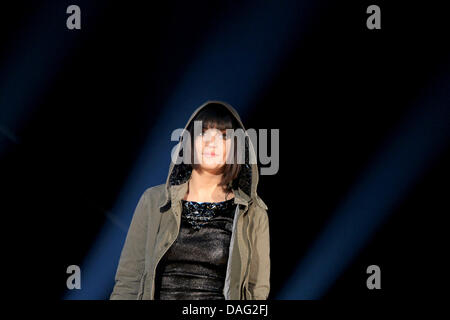 Autrian singer et candidat pour l'Eurovision, Nadine Beiler, effectue à la neuvième championnat du monde en course de wok, organisé par l'émission de télévision allemande TV 'total', à Innsbruck, Autriche, 12 mars 2011. Photo : Karl-Josef Opim Banque D'Images