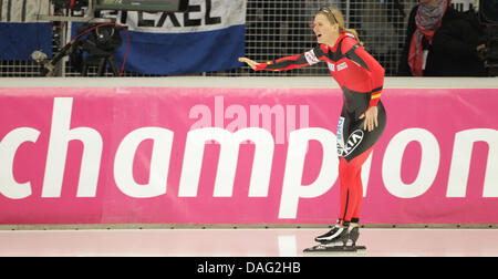 La patineuse de vitesse allemande Jenny Wolf célèbre après le 500 mètres lors de la coupe du monde de patinage de vitesse à Max Aicher Arena à Inzell, Allemagne, 13 mars 2011. Photo : FRISO GENTSCH Banque D'Images