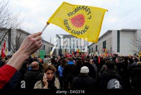 La photo montre la veillée anti-nucléaire, en face de la chancellerie à Berlin, Allemagne, le 14 mars 2011. L'accident nucléaire au Japon ont allumé le débat allemand sur la sécurité de l'énergie nucléaire. Photo : MAURIZIO GAMBARINI Banque D'Images