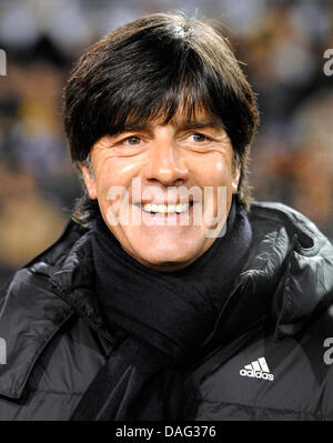 (FILE) un fichier photo datée du 17 novembre 2010 de l'Allemagne national soccer entraîneur en chef Joachim Loew smiling pendant un test match à Göteborg, Suède. Selon un rapport de l'hebdomadaire allemand Sport Bild sports publié le 15 mars 2011, Zwanziger vise à prolonger les contrats de Loew et de son personnel jusqu'en 2014. En ce moment, les contrats à échéance après l'UEFA Euro 2012. Photo : Fabian Bimmer Banque D'Images