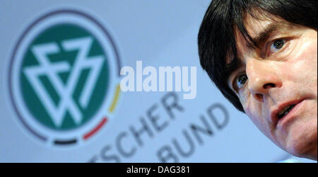 (FILE) un fichier photo datée du 04 février 2011 de l'Allemagne national soccer entraîneur en chef Joachim Loew au cours d'une conférence de presse à Dortmund, Allemagne. Selon un rapport de l'hebdomadaire allemand Sport Bild sports publié le 15 mars 2011, Zwanziger vise à prolonger les contrats de Loew et de son personnel jusqu'en 2014. En ce moment, les contrats à échéance après l'UEFA Euro 2012. Photo : JULIAN STRATENSCHU Banque D'Images