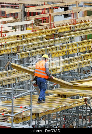 (Afp) un fichier photo datée du 18 septembre 2007 d'un travailleur de la construction sur un chantier à Stuttgart, Allemagne. Photo : Bernd Weissbrod Banque D'Images