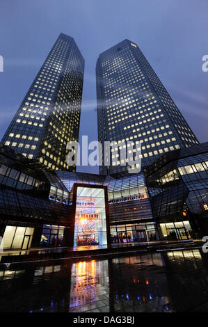 Un fichier photo prise le 24 février 2011 montre les tours jumelles de la Deutsche Bank siège à Francfort, Allemagne. Photo : Boris Roessler Banque D'Images