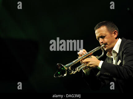 Musicien de jazz allemand jusqu'Broenner joue sur sa trompette au cours de la première de son Allemagne de Francfort, Allemagne, 15 mars 2011. Broenner a présenté son nouvel album 'à la fin de la journée'. Photo : Arnde Dedert Banque D'Images