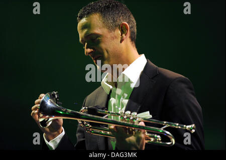 Musicien de jazz allemand jusqu'Broenner joue sur sa trompette au cours de la première de son Allemagne de Francfort, Allemagne, 15 mars 2011. Broenner a présenté son nouvel album 'à la fin de la journée'. Photo : Arnde Dedert Banque D'Images