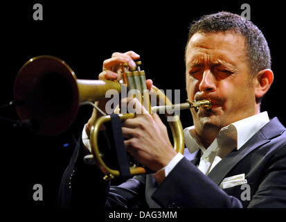 Musicien de jazz allemand jusqu'Broenner joue sur sa trompette au cours de la première de son Allemagne de Francfort, Allemagne, 15 mars 2011. Broenner a présenté son nouvel album 'à la fin de la journée'. Photo : Arnde Dedert Banque D'Images