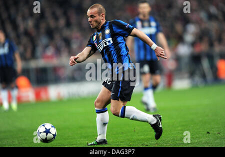 Wesley Sneijder Inter's contrôle le ballon au cours de la ronde de la Ligue des Champions de football match de jambe de 16 secondes entre le Bayern Munich et l'Inter Milan à l'Allianz Arena de Munich, Allemagne, 15 mars 2011. Remporté 3-2 Inter et passe à la ronde suivante. Photo : Thomas Eisenhuth Banque D'Images