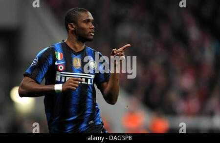 L'Inter Samuel Eto'o cheers après son 1-0 but durant le tour de la Ligue des Champions de football match de jambe de 16 secondes entre le Bayern Munich et l'Inter Milan à l'Allianz Arena de Munich, Allemagne, 15 mars 2011. Remporté 3-2 Inter et passe à la ronde suivante. Photo : Thomas Eisenhuth Banque D'Images
