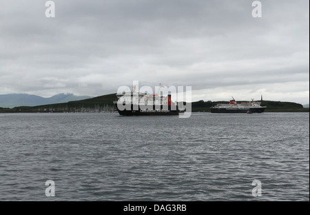 Calmac ferries dans le port d'Oban en Écosse juillet 2013 Banque D'Images