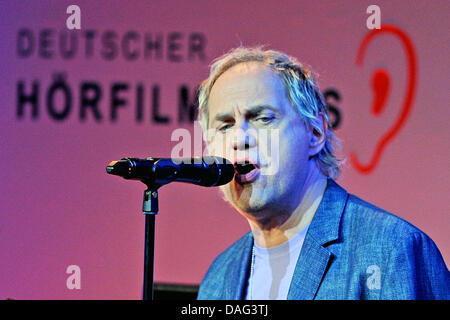 L'acteur allemand Uwe Ochsenknecht parle au cours d'une cérémonie de remise des prix pour l'audio description, organisé par le Conseil allemand de l'aveugle à la Deutsche Bank unter den Linden à Berlin, Allemagne, 15 mars 2011. L'audio description est un terme utilisé pour désigner les films pour les malentendants, dans laquelle l'action, les gestes et les environs sont décrites par un narrateur. Photo : Joerg Carstensen Banque D'Images