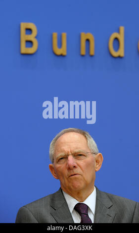 Le ministre allemand des Finances, Wolfgang Schaeuble parle sur le budget fédéral de 2010 et le plan de finances jusqu'en 2015 au cours d'une conférence de presse à Berlin, Allemagne, 16 mars 2011. Photo : Soeren Stache Banque D'Images