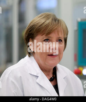 La chancelière allemande, Angela Merkel, visites, l'IDT Biologika GmbH pharma company à l'Pharmapark à Dessau, Allemagne, 18 mars 2011. Les plans d'entreprise sur la création de pharma 160 nouveaux emplois. Jusqu'à la fin de 2012, ils vont investir 85 millions d'euros. Les nouveaux bâtiments doivent être construits dans les prochains mois. Photo : Jens Wolf Banque D'Images