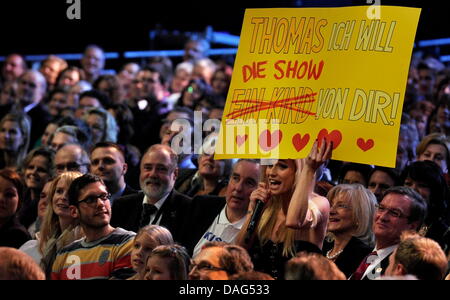 Co-Moderatorin Michelle Hunziker haelt (am Samstag 19.03.11) à Augsbourg zu Beginn der des Unterhaltungssendung "ZDF Wetten, dass.. ?" im Publikum ein Schild, auf dem 'Thomas ich will die Show von dir !' steht. Mourir 194. Ausgabe von "Wetten, dass.. ?" wurde am Samstag live aus der Augsburger Messe ausgestrahlt. Foto : Jörg Koch dpa/lby Banque D'Images