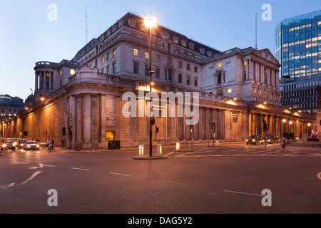 La Banque d'Angleterre Building at night,Banque,vue à partir de la jonction de la ville de Londres, Angleterre Banque D'Images