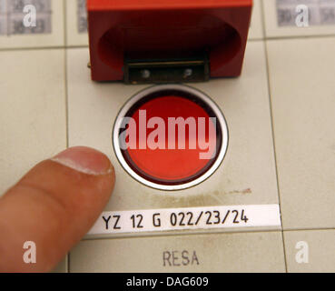 (Afp) un fichier photo datée du 27 juillet 2007 du bouton rouge d'arrêt d'urgence du réacteur (SCRAM ou RESA) à nuclear power plant Kruemmel près de Geesthacht, Allemagne. Photo : Maurizio Gambarini Banque D'Images