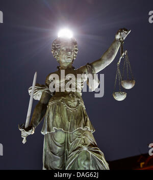 La pleine lune brille derrière une statue de bronze de Dame Justice en Frankfurt am Main, Allemagne, 19 mars 2011. Photo : Frank Rumpenhorst Banque D'Images