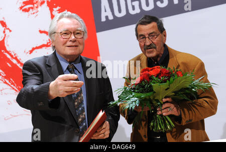 Socilologist et philosophe Oskar Negt (l) est récompensé par le prix August Bebel par Lauréat du Prix Nobel de littérature allemand Guenther Herbe à Willy-Brandt-Haus de Berlin, Allemagne, 21 mars 2011. Negt est le premier lauréat à recevoir le prix par la nouvelle Fondation Bebel. Le prix consiste en un montant de 10 000 euros et sera décerné tous les deux ans à partir de maintenant. Photo : Joerg Carste Banque D'Images