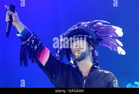 La chanteuse du groupe britannique Jamiroquai, Jay Kay, joue sur la scène à l'O2 World Arena concert à Hambourg, Allemagne, 21 mars 2011. Dans le cadre de leur "Rock Star Light Durst Tour', le groupe se produira également à Munich, Stuttgart, Berlin, Oberhausen, Mayence et Ulm. Photo : Angelika Warmuth Banque D'Images