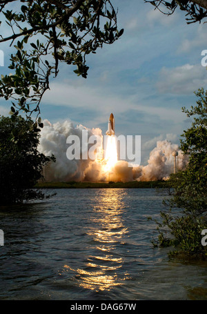 La navette spatiale Atlantis STS-122 vers l'ISS lancement du Centre spatial Kennedy. Version optimisée de la NASA d'origine image. Crédit NASA Banque D'Images