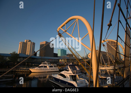 SKYLINE DE PONT D'une goélette ROVER MARINA AU BORD DE L'ELIZABETH RIVER NORFOLK VIRGINIA USA Banque D'Images