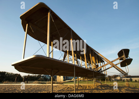 Premier vol SCULPTURE (©STEVEN H Smith 2003) WRIGHT BROTHERS NATIONAL MEMORIAL KITTY HAWK OUTER BANKS DE LA CAROLINE DU NORD USA Banque D'Images