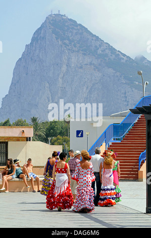 Danseurs de flamenco en face du rocher de Gibraltar, l'Espagne, la Linea de la Concepcion Banque D'Images