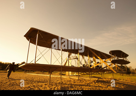 Premier vol SCULPTURE (©STEVEN H Smith 2003) WRIGHT BROTHERS NATIONAL MEMORIAL KITTY HAWK OUTER BANKS DE LA CAROLINE DU NORD USA Banque D'Images