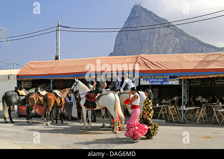 Danseurs de flamenco et horseriders célébrant la foire annuelle en face du rocher de Gibraltar, l'Espagne, la Linea de la Concepcion Banque D'Images