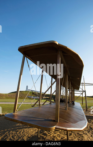 Premier vol SCULPTURE (©STEVEN H Smith 2003) WRIGHT BROTHERS NATIONAL MEMORIAL KITTY HAWK OUTER BANKS DE LA CAROLINE DU NORD USA Banque D'Images